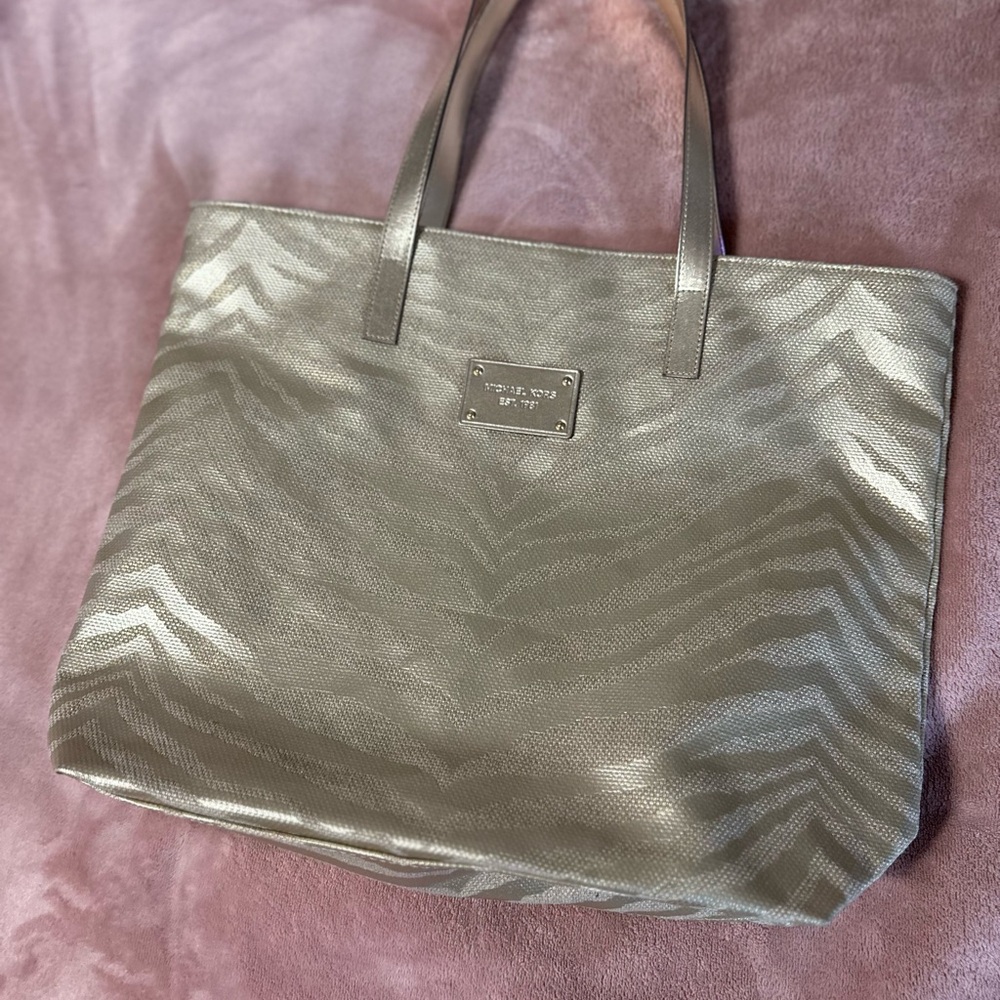 Michael Kors Luxurious Gold Tote with Textured Pattern and Spacious Design